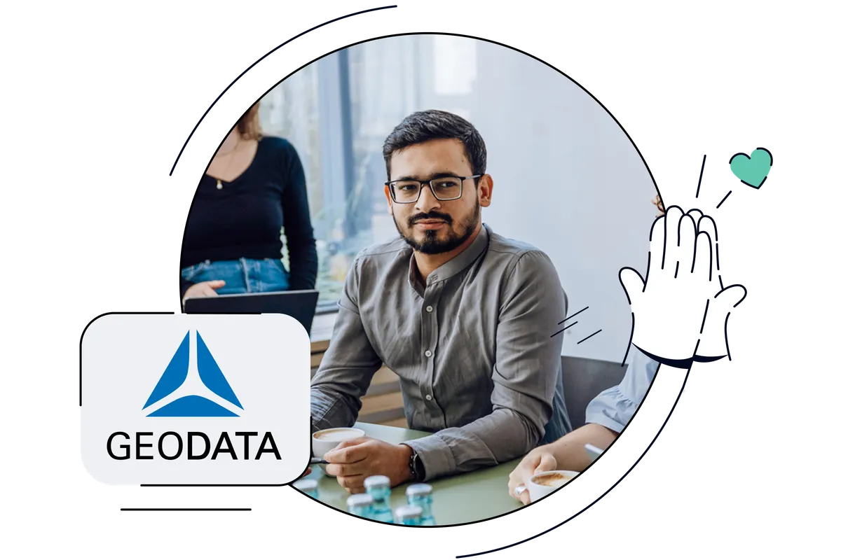 Medarbejder hos GEODATA ved mødebordet med GEODATA-logo i forgrunden